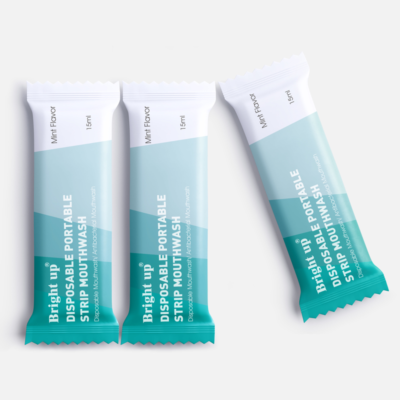 Líquido sem álcool do colutório do sabor da hortelã com marca própria do saco 10ml do saquinho