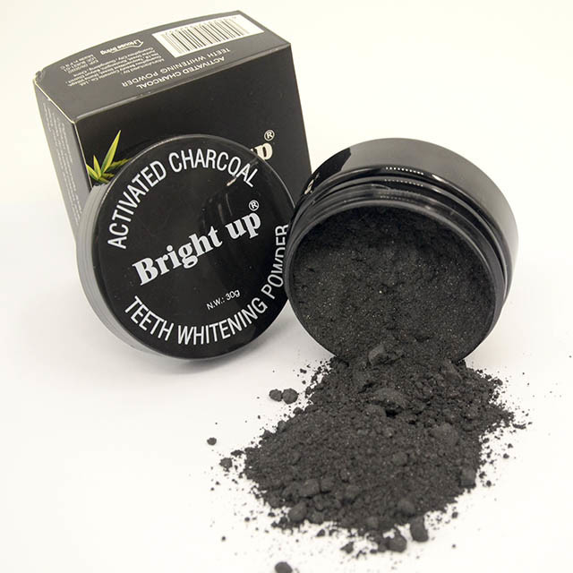 Pó para os dentes feito com ingredientes naturais para um sorriso brilhante e bonito