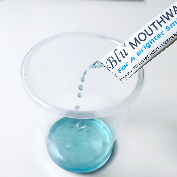Líquido sem álcool do colutório do sabor da hortelã com marca própria do saco 10ml do saquinho